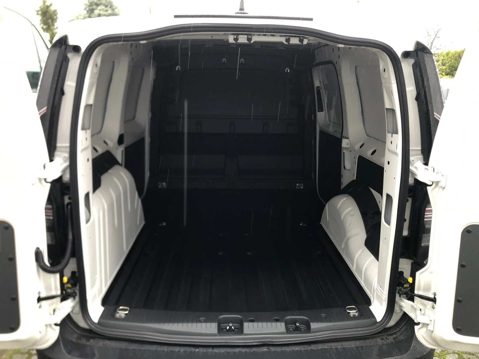 VW Caddy Maxi Cargo 3, 7m3  2, o  TDI 102 k.c 6MT - изображение 6