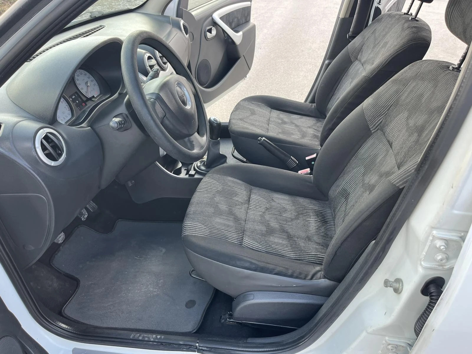 Dacia Sandero 1.4I 75кс. LPG EURO 4 КЛИМАТИК ВНОС ИТАЛИЯ, снимка 8 - Автомобили и джипове - 53728332