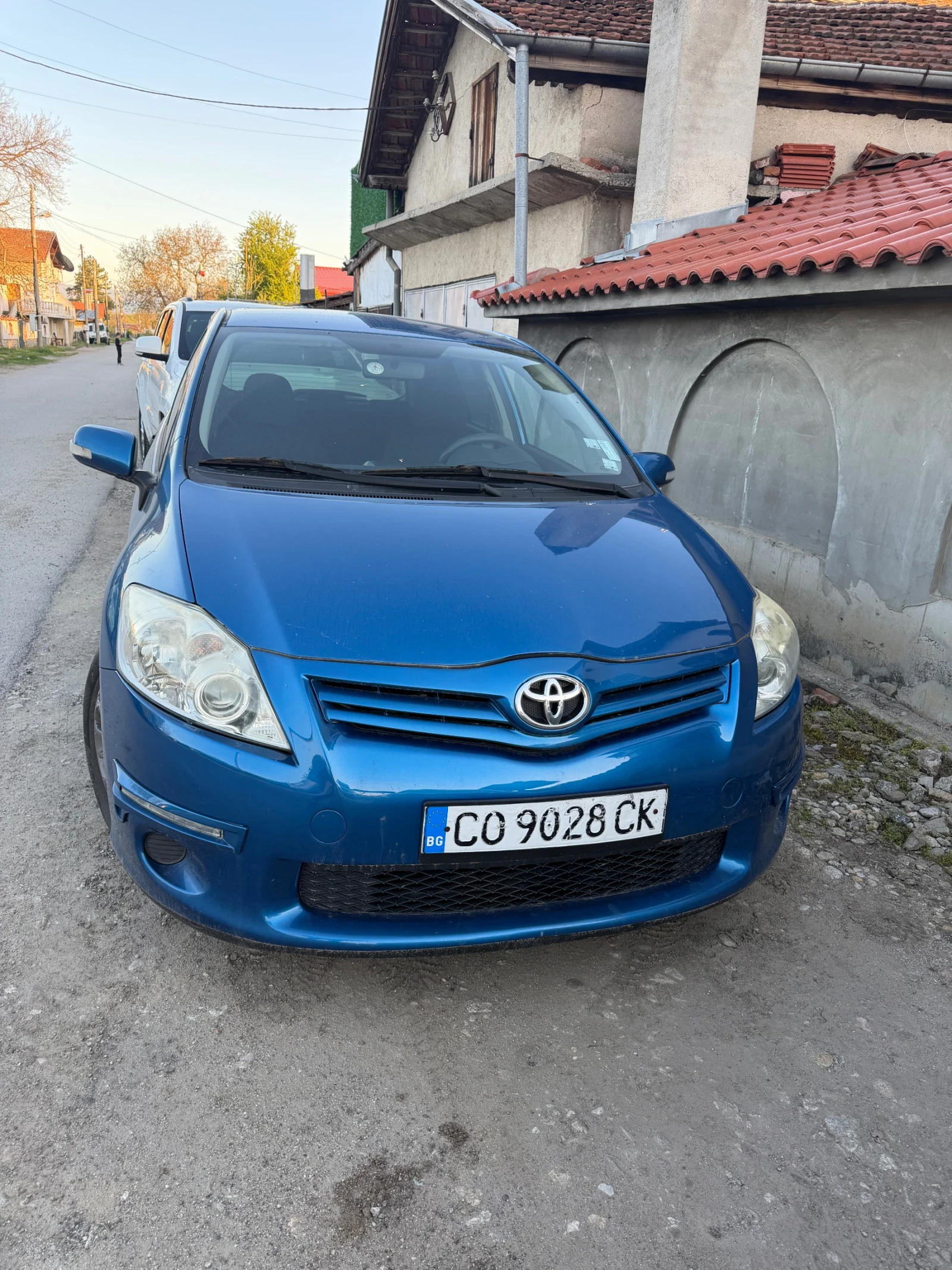 Toyota Auris Дизел, снимка 2 - Автомобили и джипове - 54326243