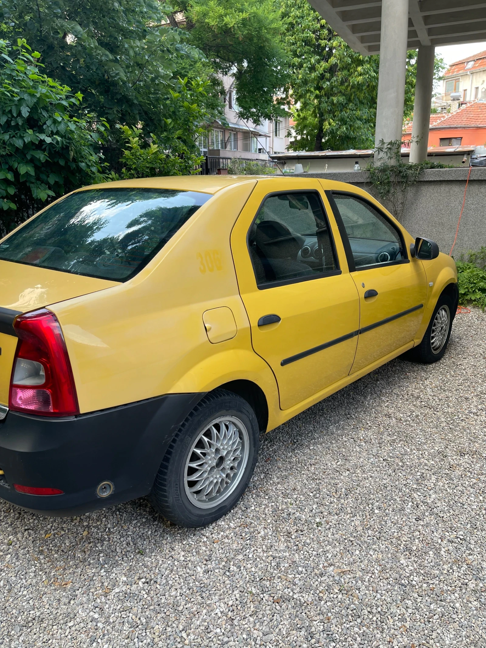 Dacia Logan Седан, снимка 2 - Автомобили и джипове - 54752211