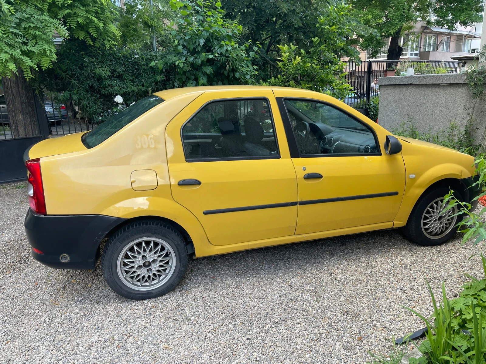 Dacia Logan Седан, снимка 1 - Автомобили и джипове - 54752211