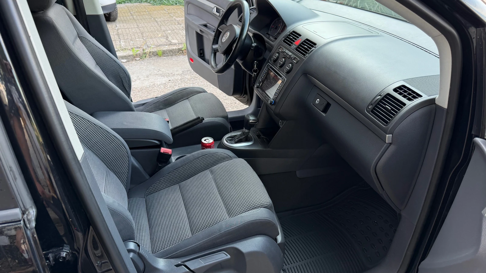 VW Touran DSG6 отличен, снимка 11 - Автомобили и джипове - 54797214