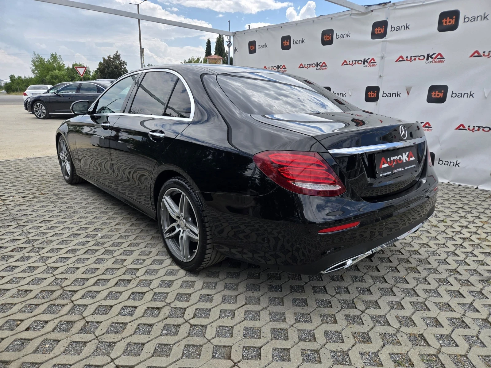 Mercedes-Benz E 220 2.2CDI-194кс= 9G= DIGITAL= AMG LINE= DISTR= ПОДГРЕ, снимка 5 - Автомобили и джипове - 55324005