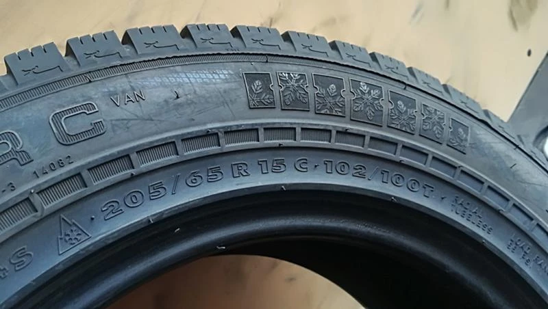 Гуми Зимни 205/65R15, снимка 6 - Гуми и джанти - 25566224