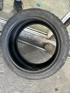 Гуми Зимни 245/40R18, снимка 4 - Гуми и джанти - 47458776