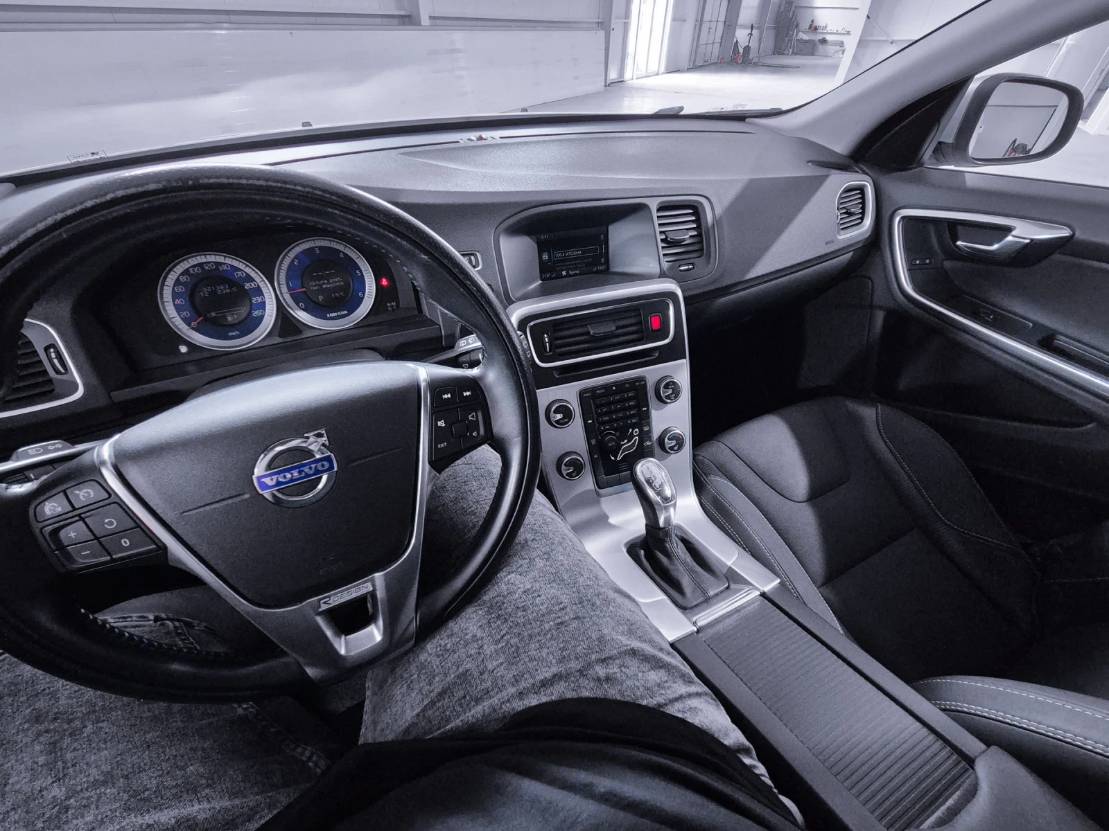 Volvo V60 2.0D4 R-Design - изображение 5