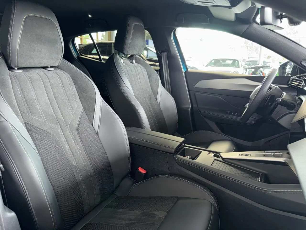 Peugeot 408 GT/PHEV 224HP/ACC/MEMO/FOCAL/360/NAVI/297h, снимка 16 - Автомобили и джипове - 55264569