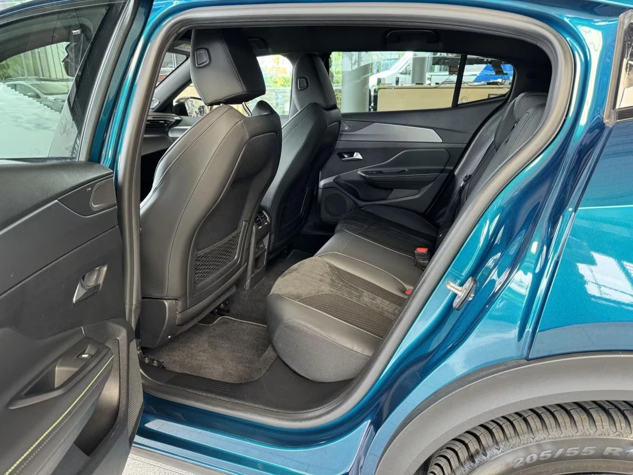 Peugeot 408 GT/PHEV 224HP/ACC/MEMO/FOCAL/360/NAVI/297h, снимка 13 - Автомобили и джипове - 55264569