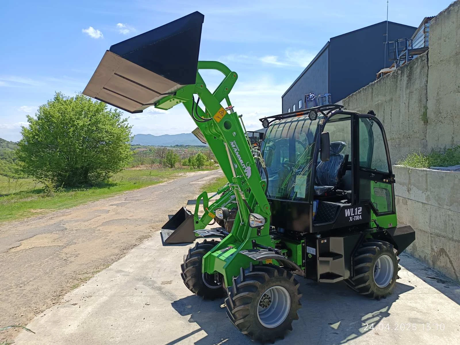 Телескопичен товарач Komatsu МАМУТ X -TRA - изображение 4