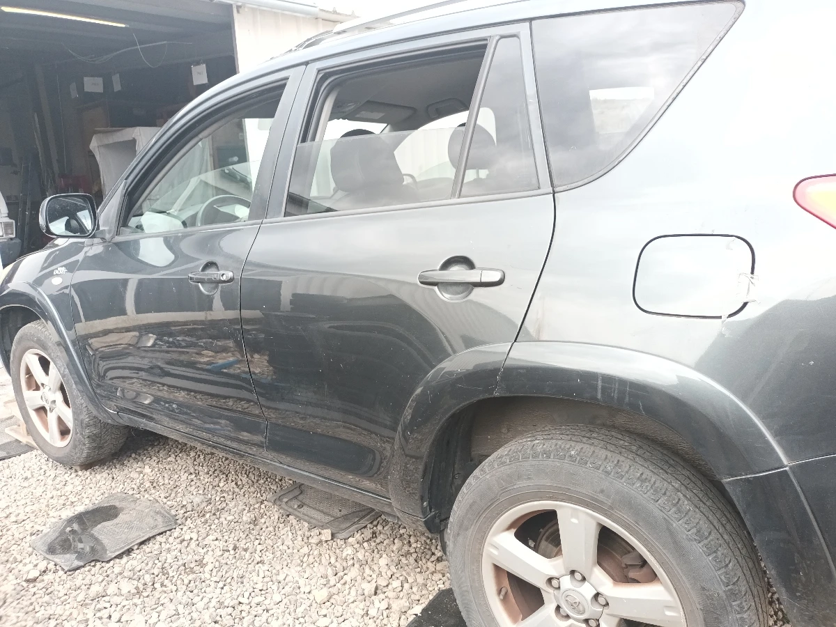 врата лява задна Тойота Рав 4 2.2 д кат бл