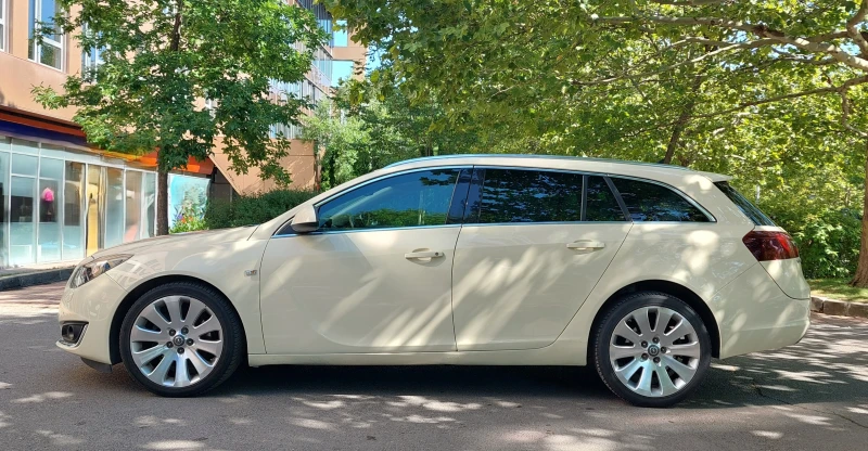Opel Insignia Sport Tourer, снимка 2 - Автомобили и джипове - 52337108