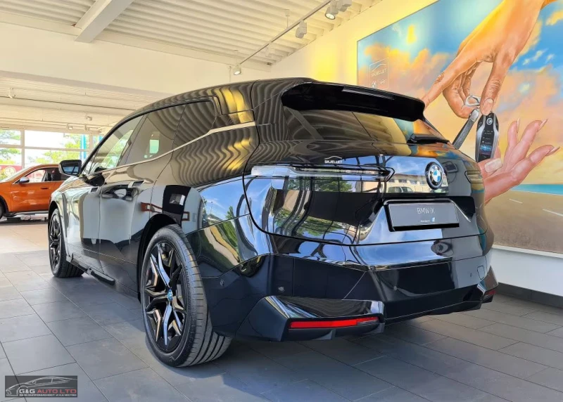 BMW iX xDRIVE50/523HP/SPORT/PANO/HUD/ACC/B&W/LASER/985f, снимка 3 - Автомобили и джипове - 52738352