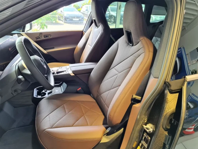 BMW iX xDRIVE50/523HP/SPORT/PANO/HUD/ACC/B&W/LASER/985f, снимка 7 - Автомобили и джипове - 52738352