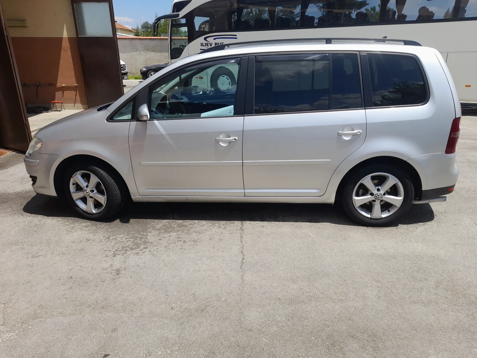 VW Touran Minivan - изображение 3