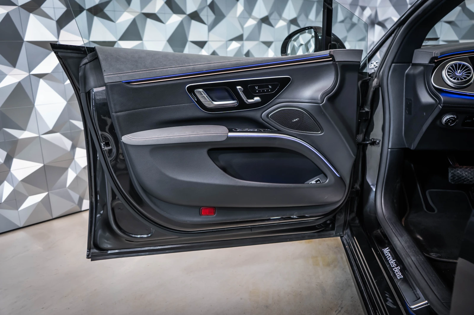 Mercedes-Benz EQS 450+ Night* ElectricArt* Distronic* Pano, снимка 7 - Автомобили и джипове - 53975990