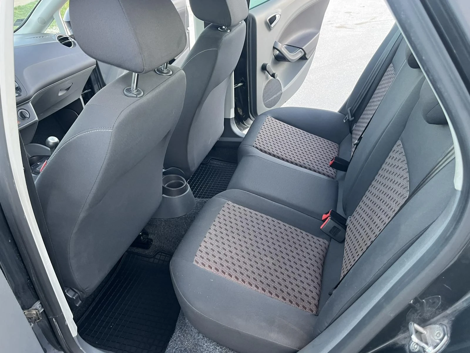 Seat Ibiza 1.2I 69кс. 111 000км EURO 4 КЛИМАТИК , снимка 9 - Автомобили и джипове - 54162931