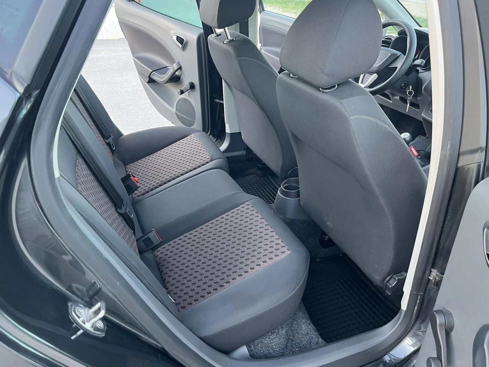 Seat Ibiza 1.2I 69кс. 111 000км EURO 4 КЛИМАТИК , снимка 10 - Автомобили и джипове - 54162931