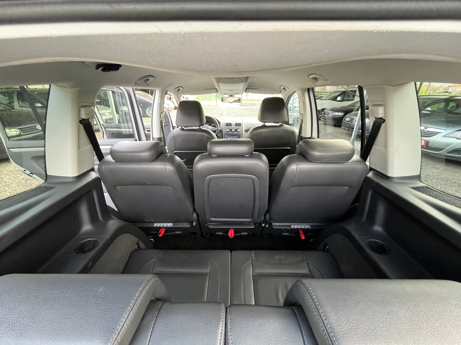 VW Touran 2.0 TDI DSG 6 степенна , снимка 11 - Автомобили и джипове - 54207552