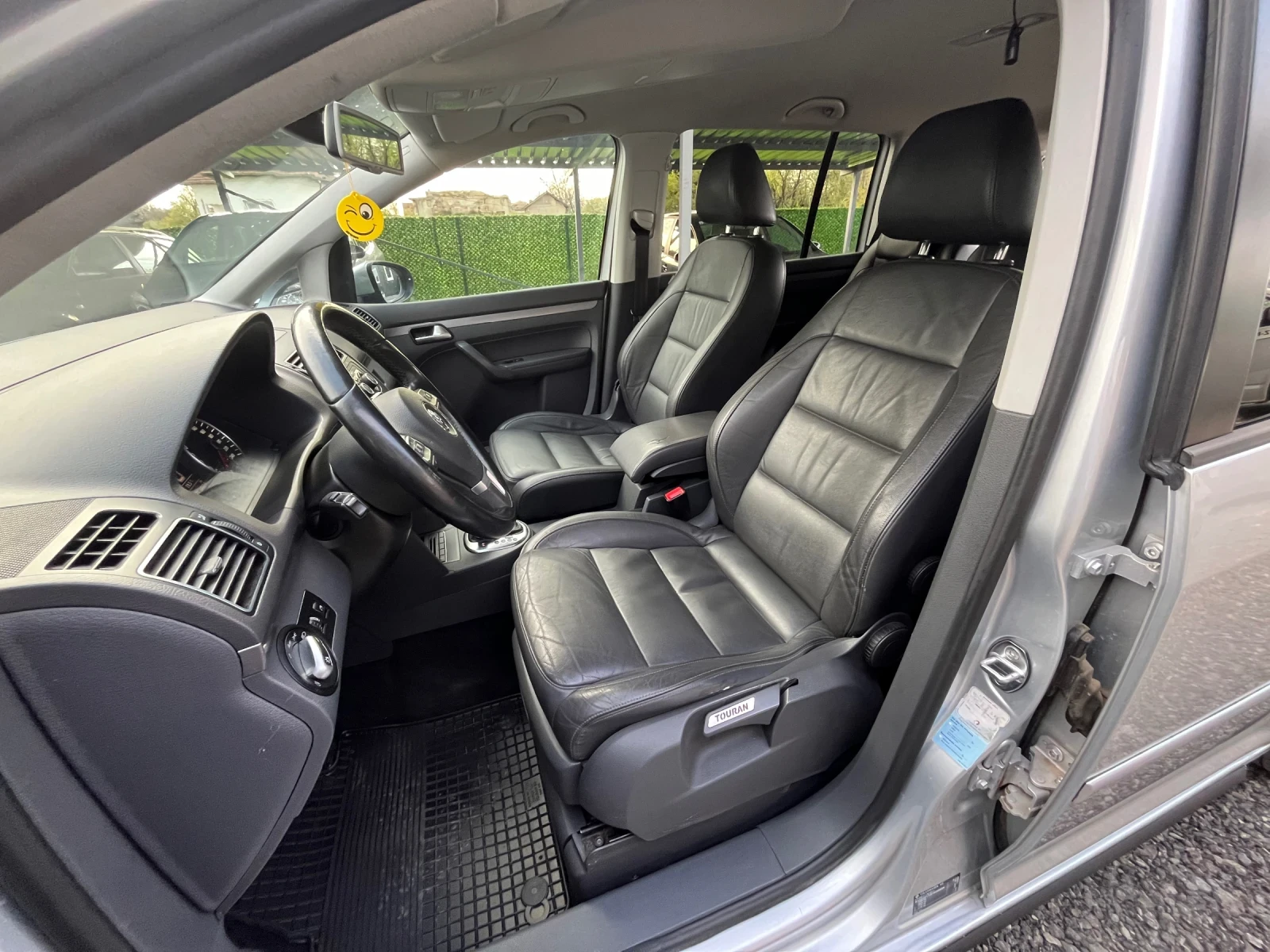 VW Touran 2.0 TDI DSG 6 степенна , снимка 13 - Автомобили и джипове - 54207552