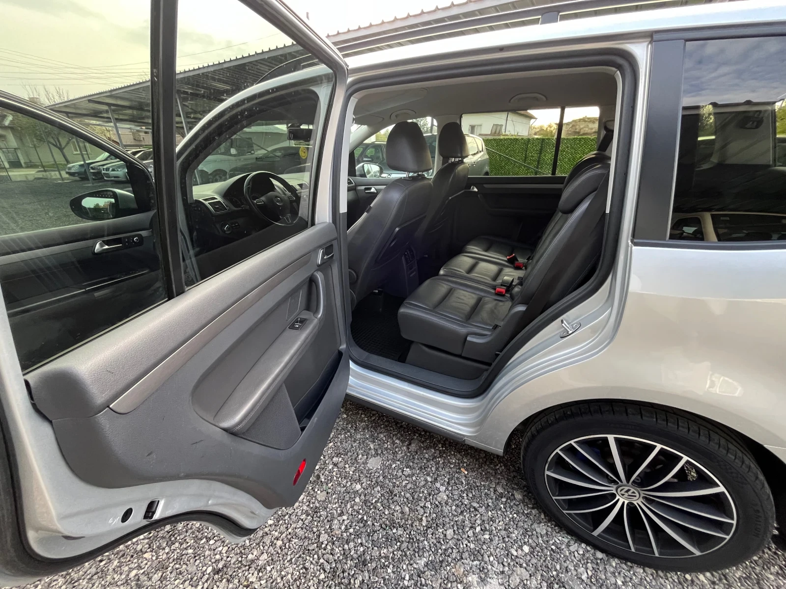 VW Touran 2.0 TDI DSG 6 степенна , снимка 12 - Автомобили и джипове - 54207552