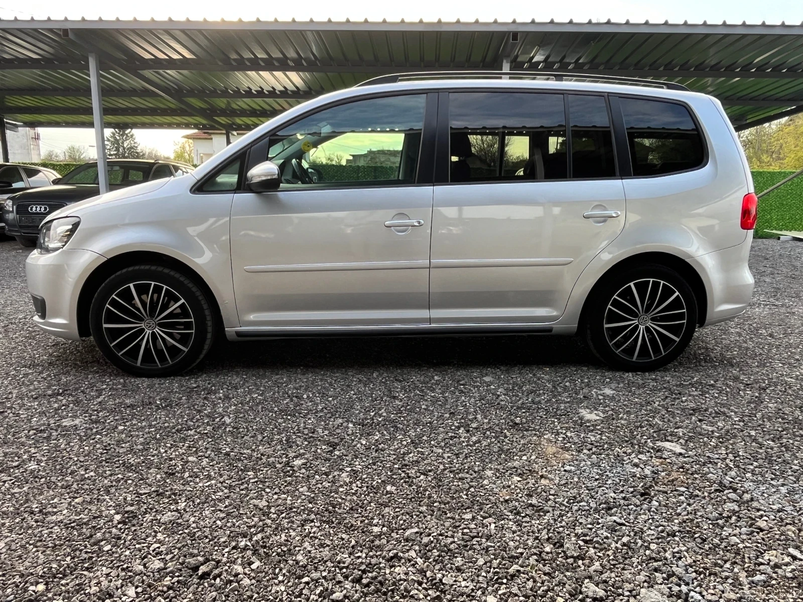 VW Touran 2.0 TDI DSG 6 степенна , снимка 4 - Автомобили и джипове - 54207552