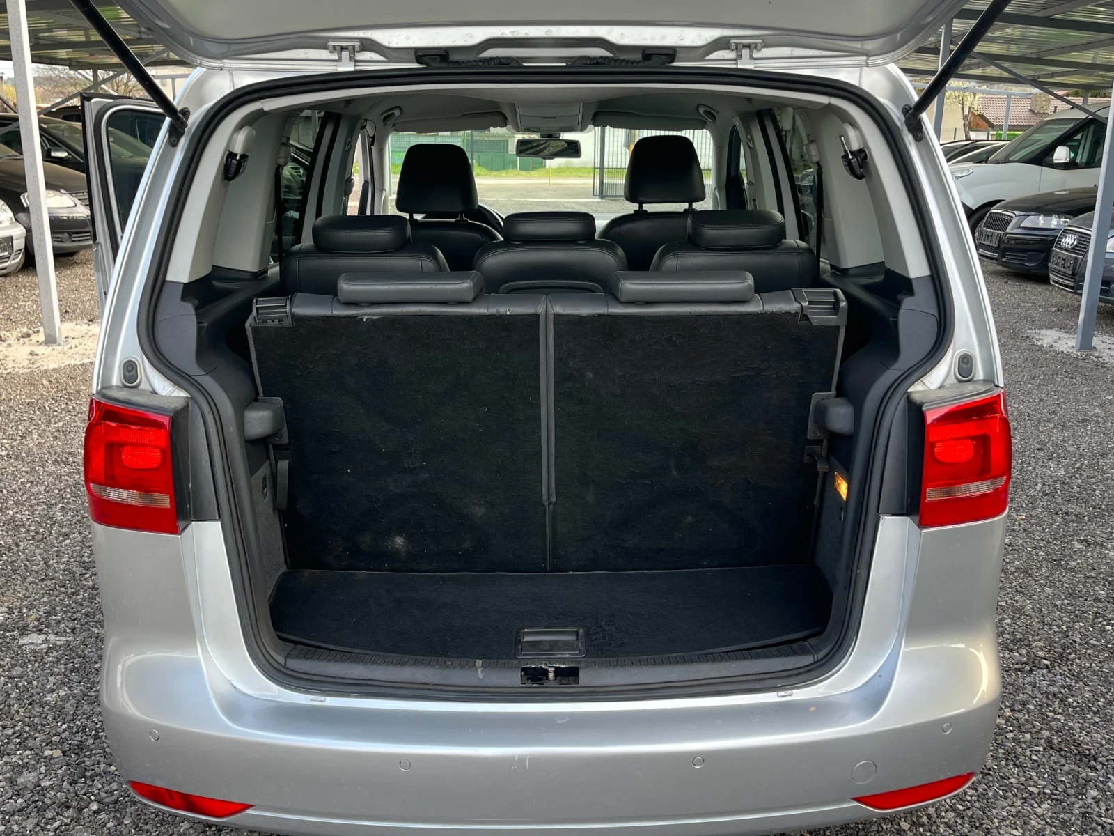 VW Touran 2.0 TDI DSG 6 степенна , снимка 15 - Автомобили и джипове - 54207552