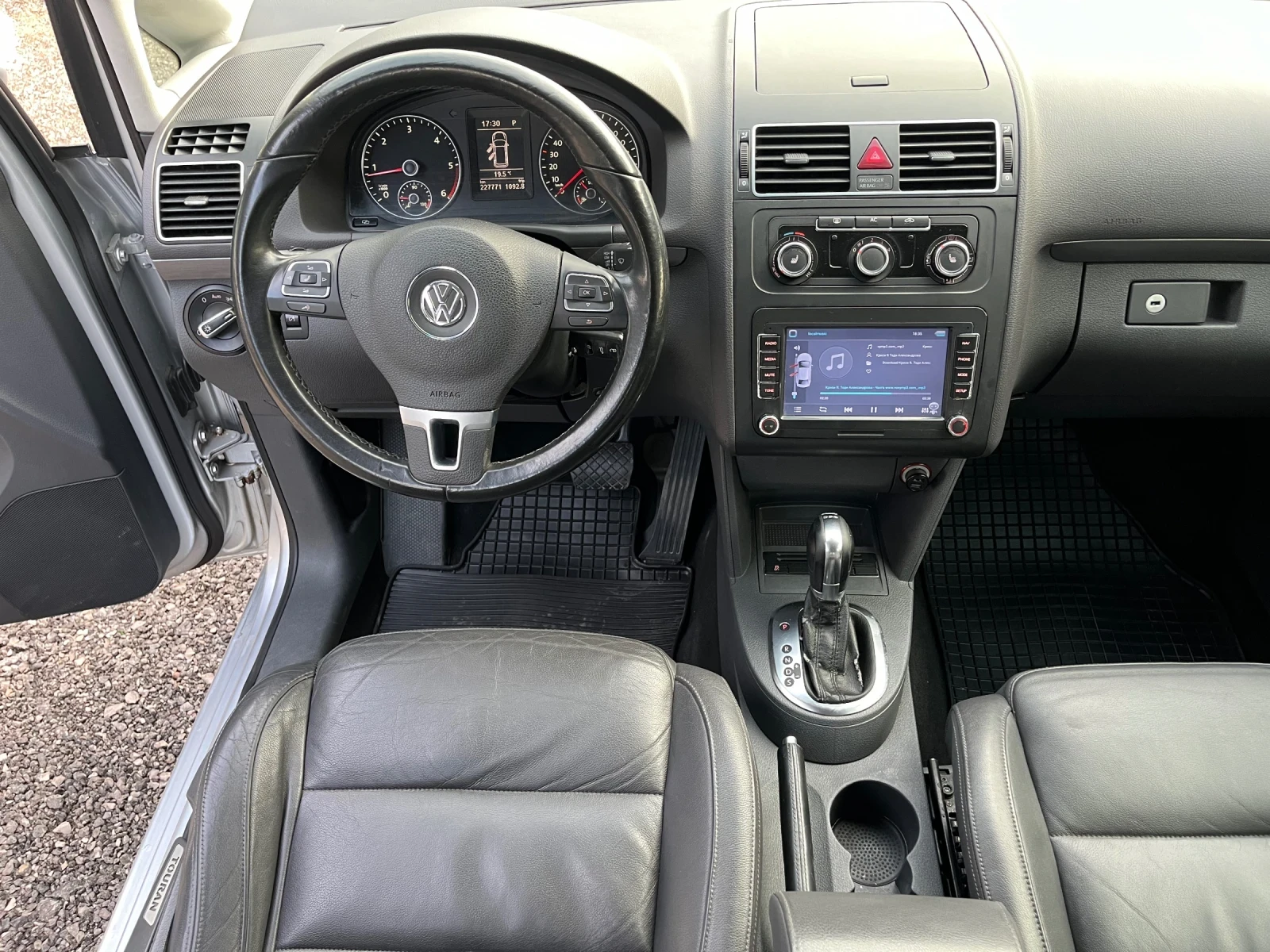 VW Touran 2.0 TDI DSG 6 степенна , снимка 9 - Автомобили и джипове - 54207552