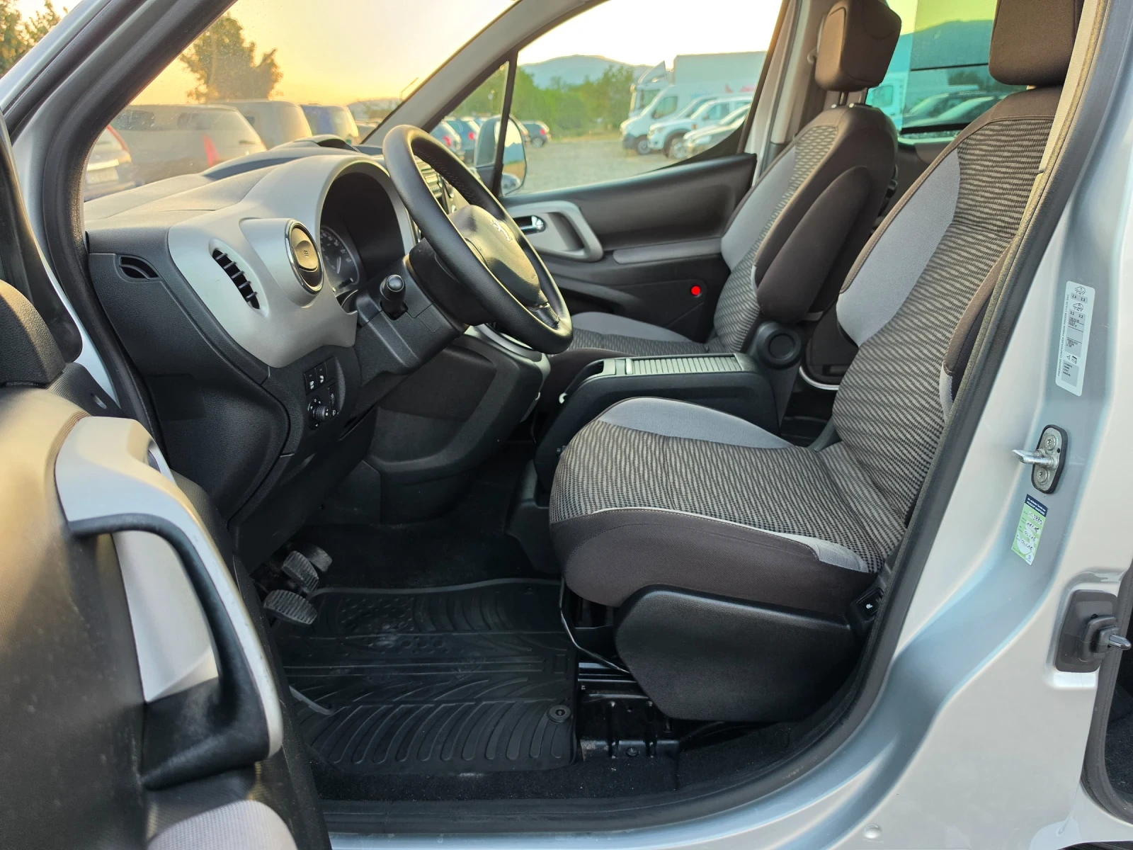Peugeot Partner 1.6HDI, снимка 11 - Автомобили и джипове - 55480126