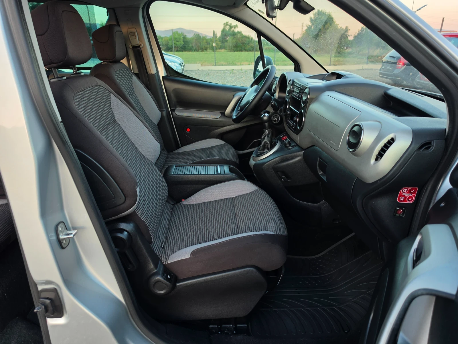 Peugeot Partner 1.6HDI, снимка 12 - Автомобили и джипове - 55480126