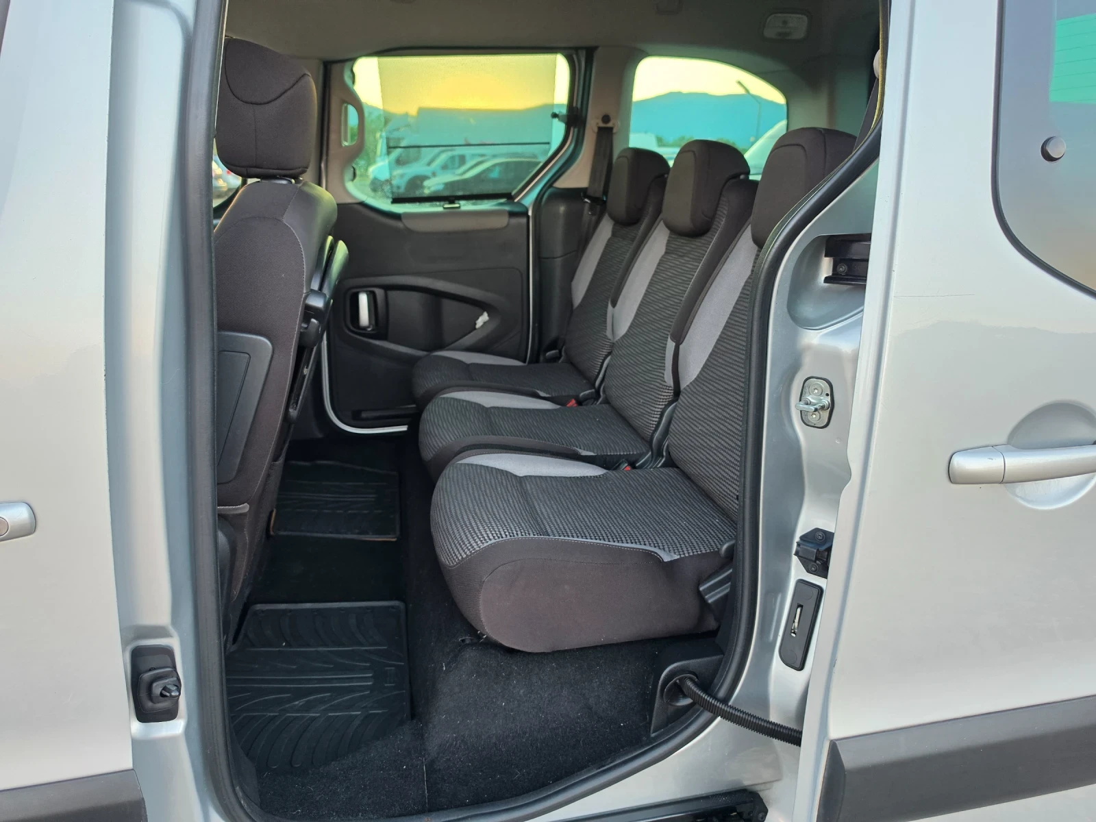 Peugeot Partner 1.6HDI, снимка 15 - Автомобили и джипове - 55480126