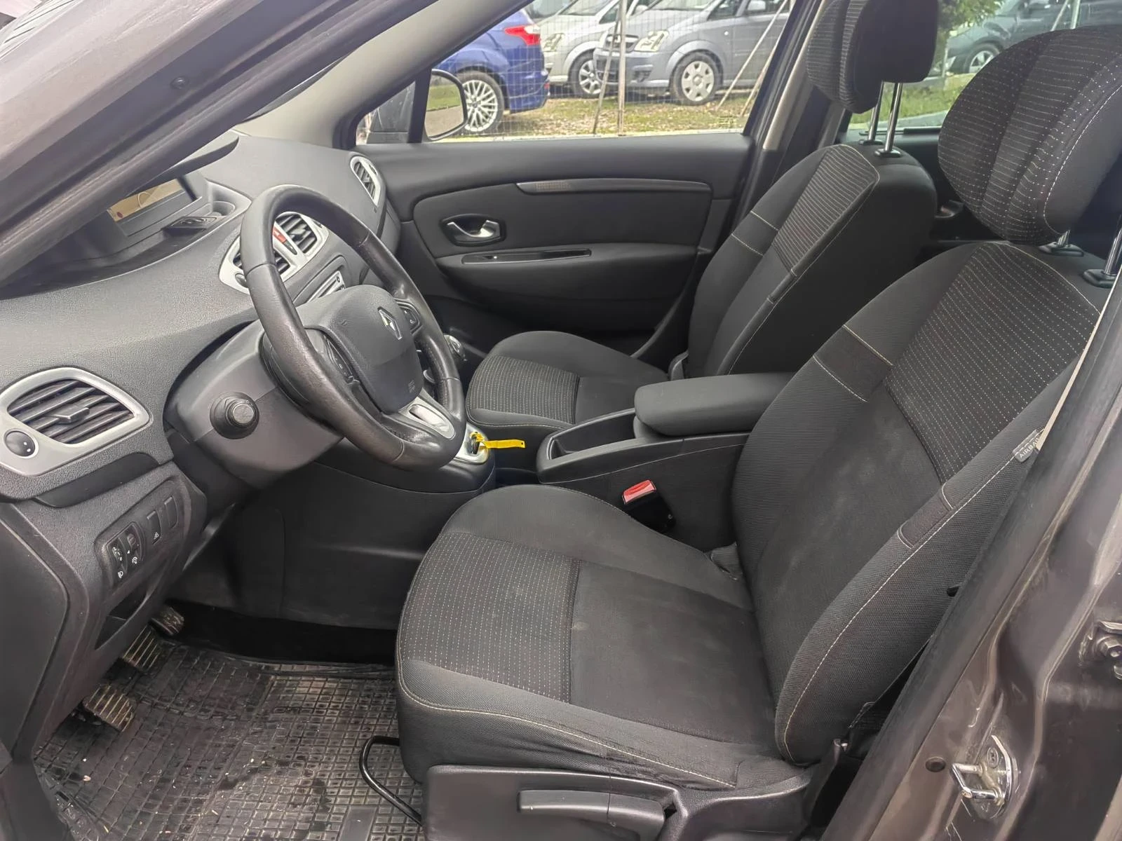 Renault Grand scenic 1.5 DCi, снимка 8 - Автомобили и джипове - 53963225