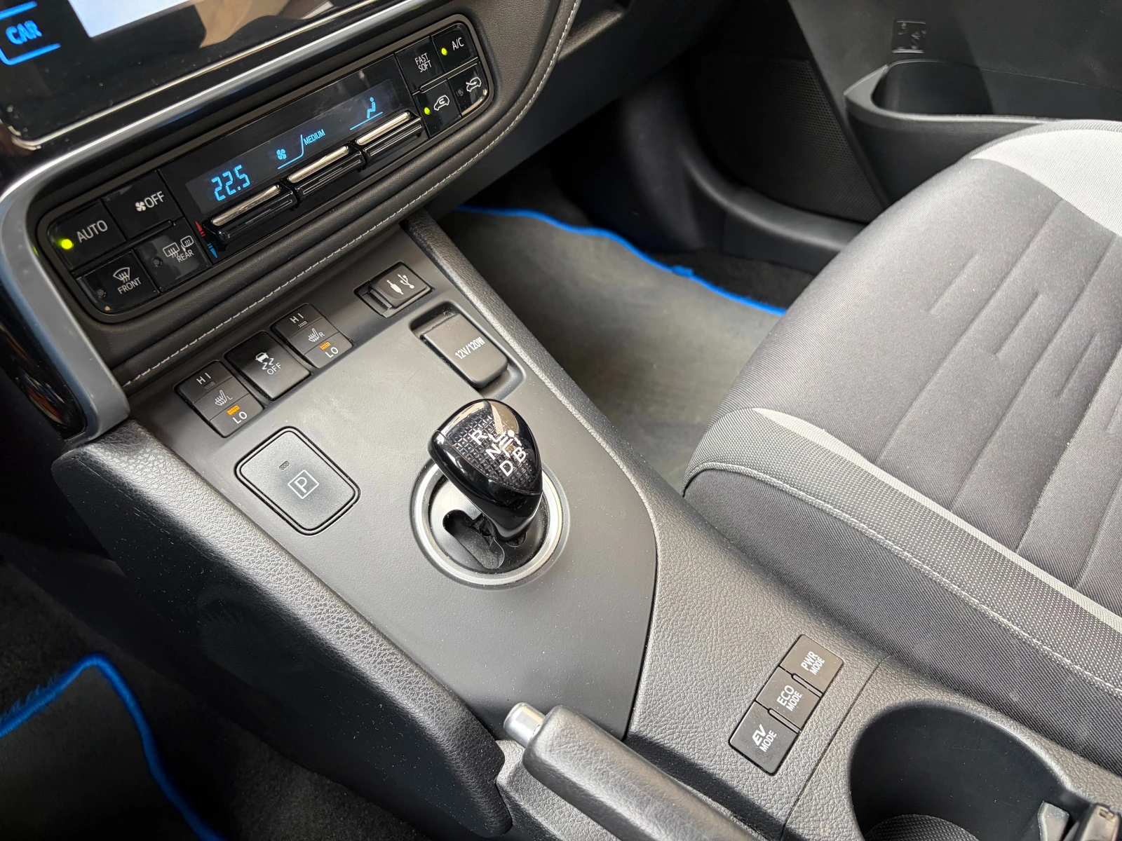 Toyota Auris 1.8 Hybrid e-CVT Facelift, снимка 11 - Автомобили и джипове - 54526943
