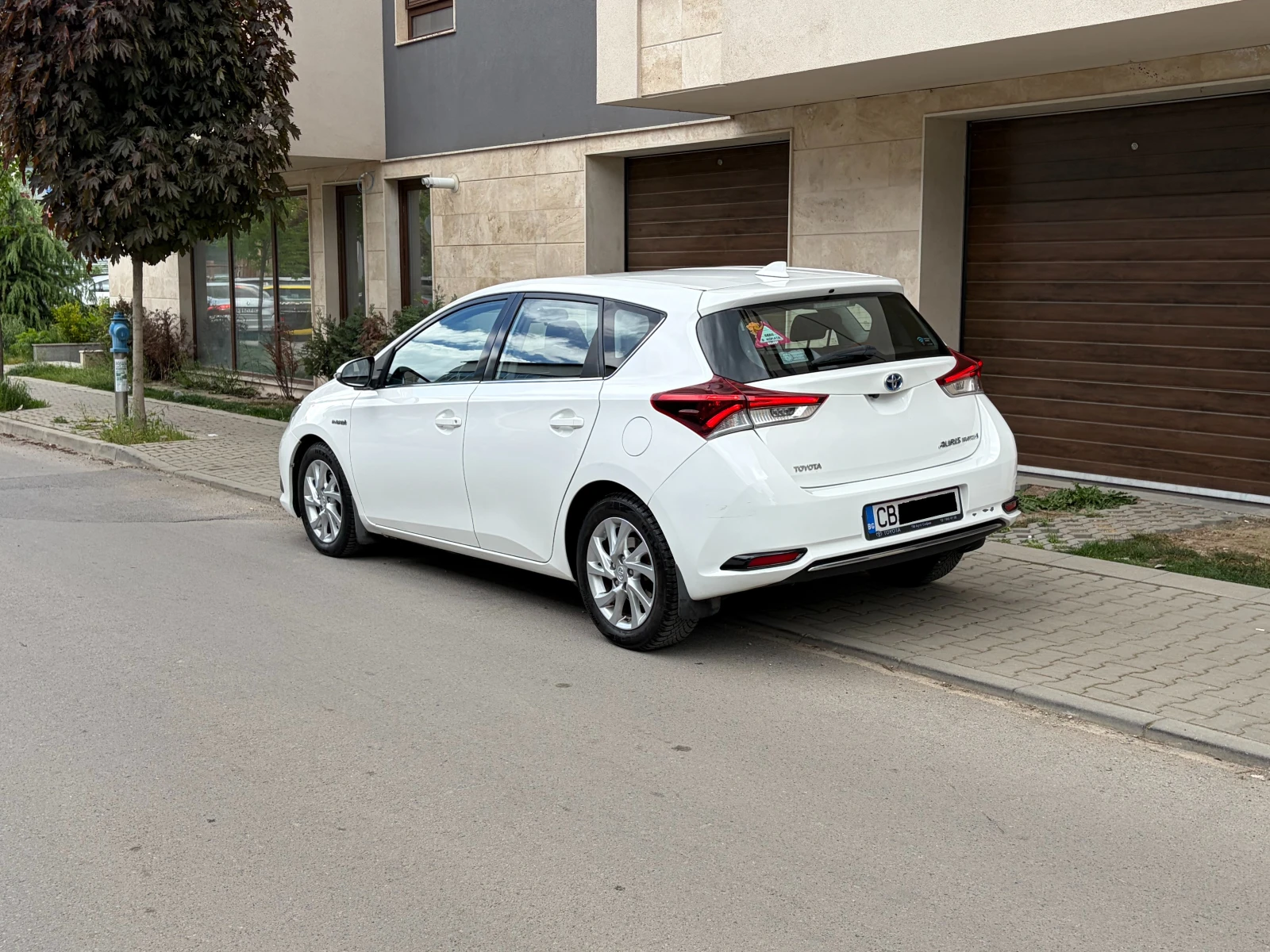 Toyota Auris 1.8 Hybrid e-CVT Facelift, снимка 4 - Автомобили и джипове - 54526943