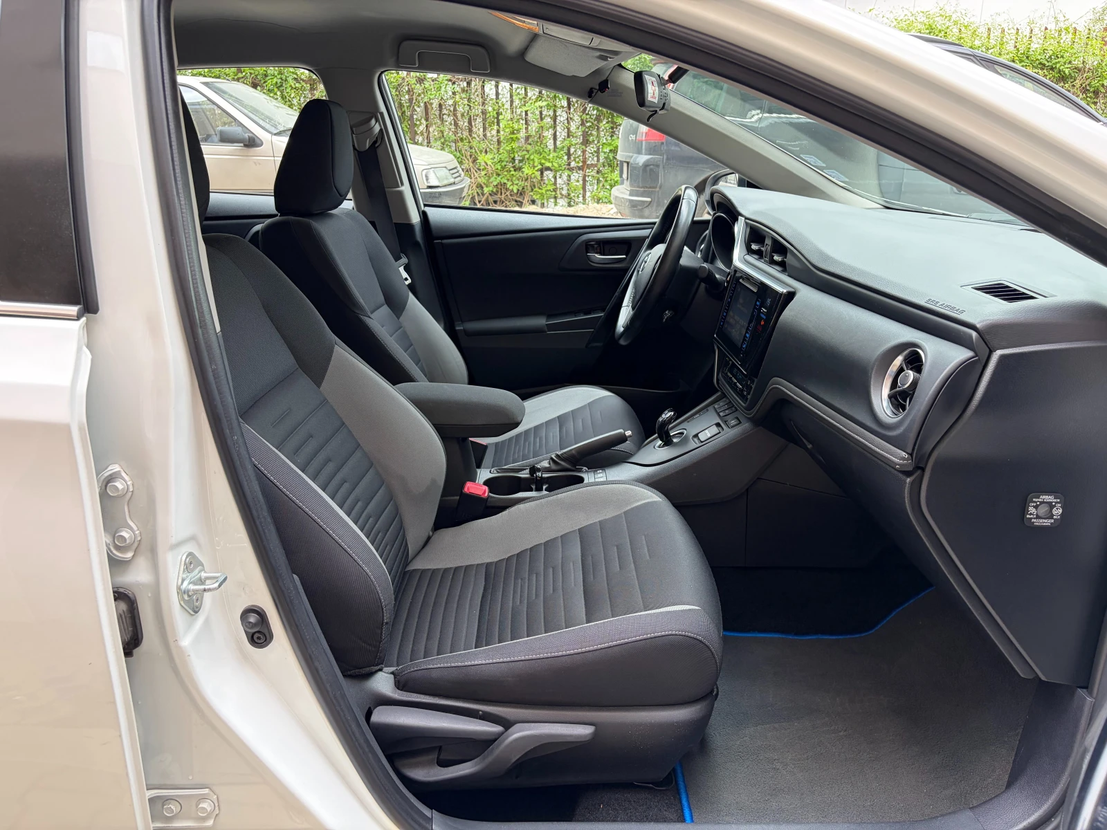Toyota Auris 1.8 Hybrid e-CVT Facelift, снимка 14 - Автомобили и джипове - 54526943