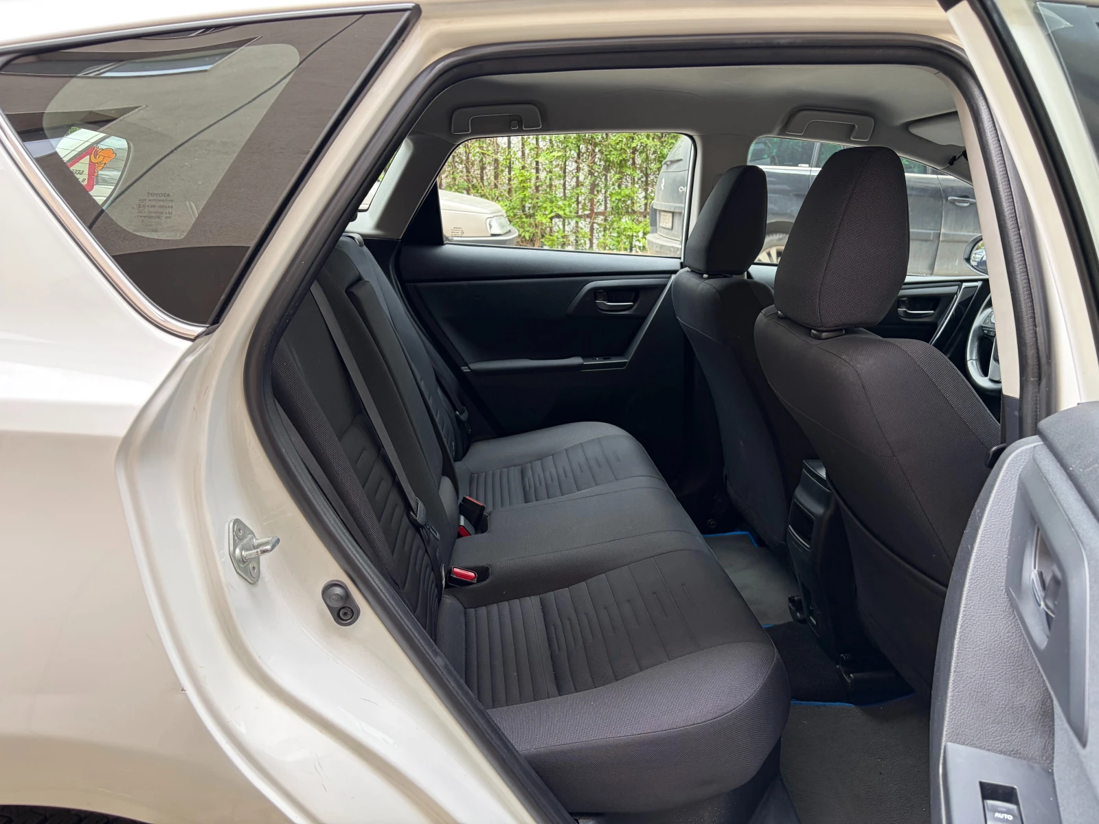 Toyota Auris 1.8 Hybrid e-CVT Facelift, снимка 13 - Автомобили и джипове - 54526943