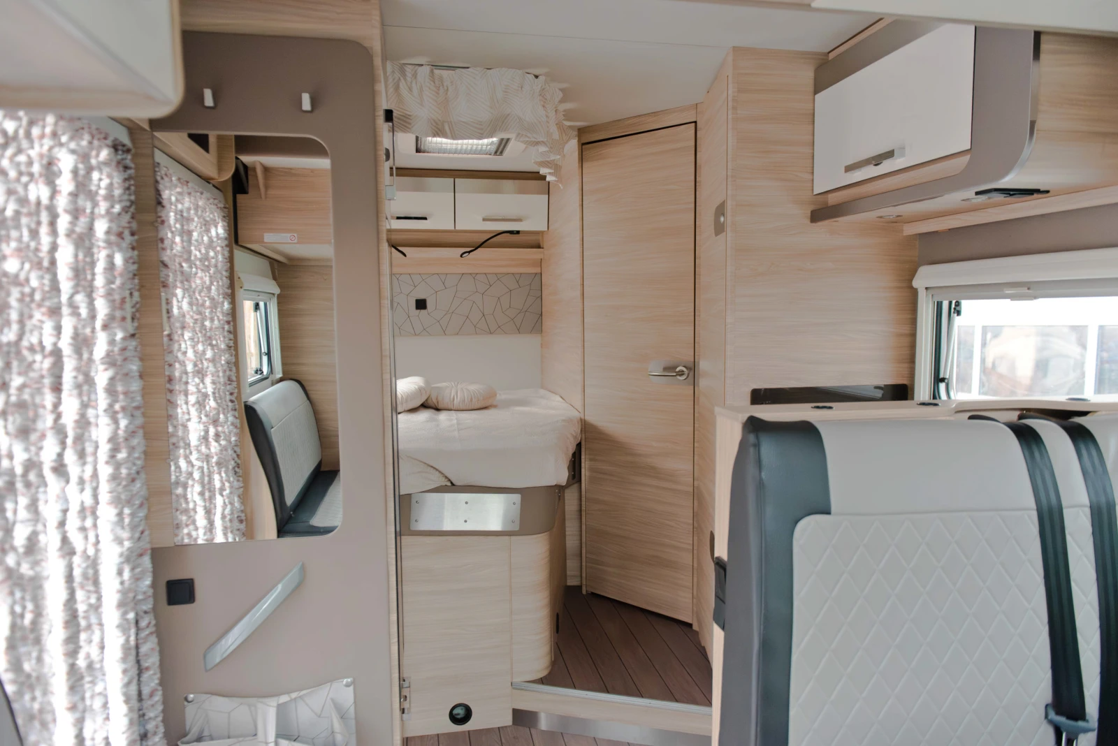 Кемпер Weinsberg Cara Suite, снимка 10 - Каравани и кемпери - 55556073