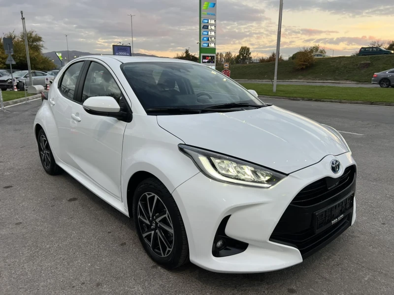 Toyota Yaris 1.5 HEV HYBRID 7000km/НОВА, снимка 3 - Автомобили и джипове - 47793797