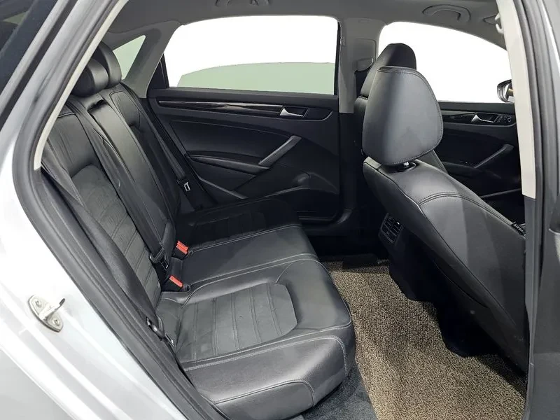 VW Passat 2.0 TDI, снимка 12 - Автомобили и джипове - 54298569