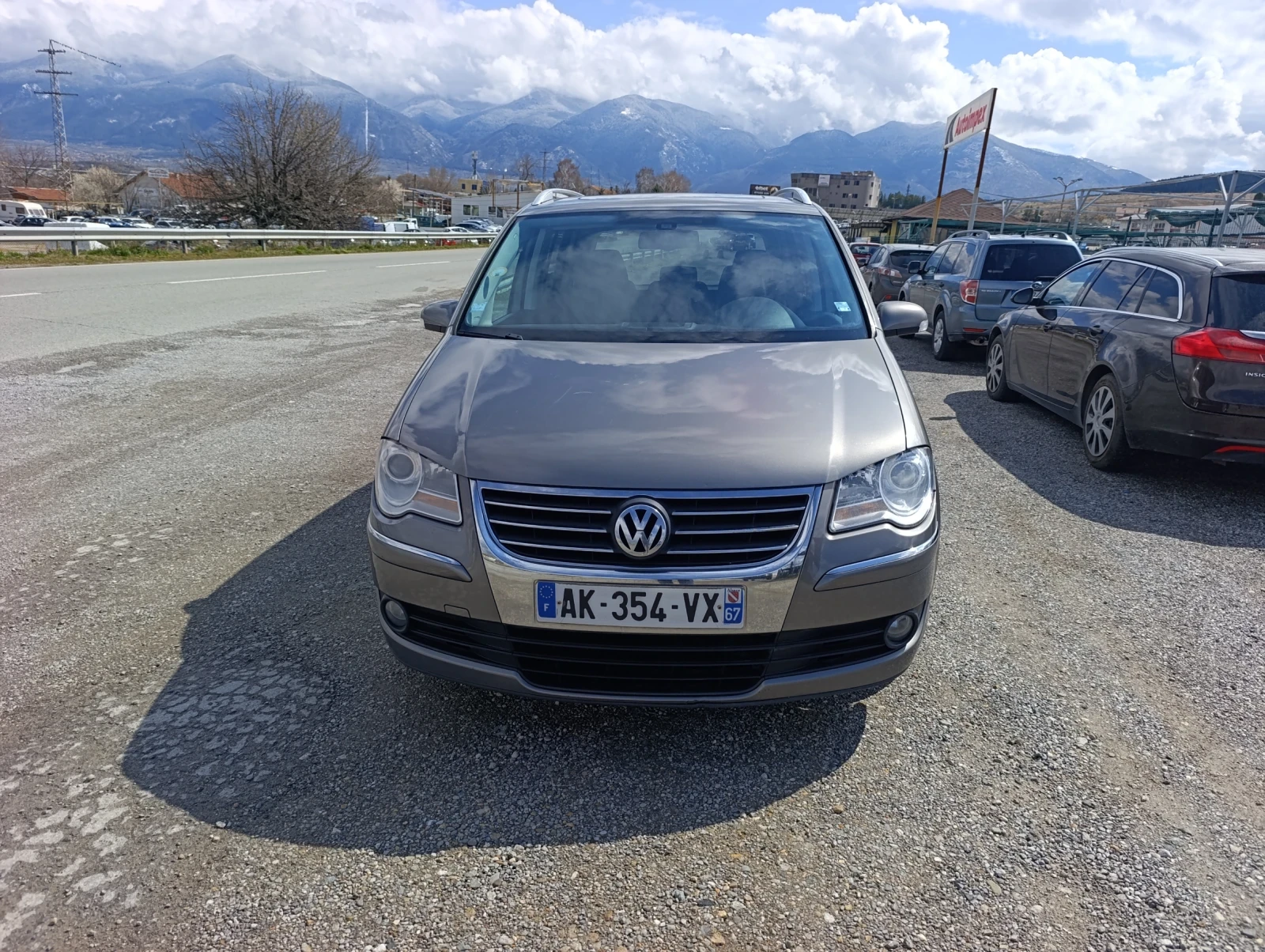 VW Touran 2.0TDI Sportline 8v-Facelift, снимка 2 - Автомобили и джипове - 54365645