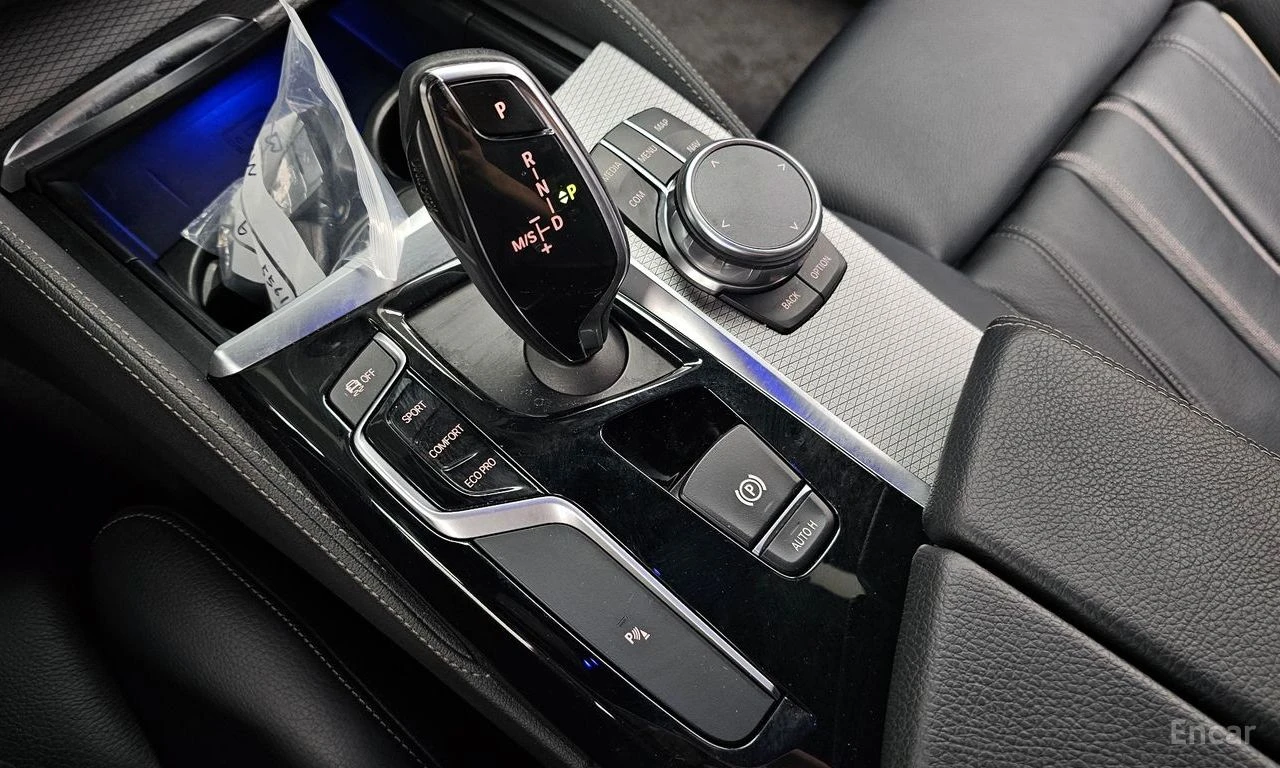 BMW 530 XDRIVE* M* SPORT* HUD* КАМЕРА* SUNROOF* , снимка 11 - Автомобили и джипове - 54997111