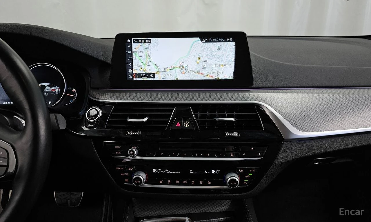 BMW 530 XDRIVE* M* SPORT* HUD* КАМЕРА* SUNROOF* , снимка 12 - Автомобили и джипове - 54997111