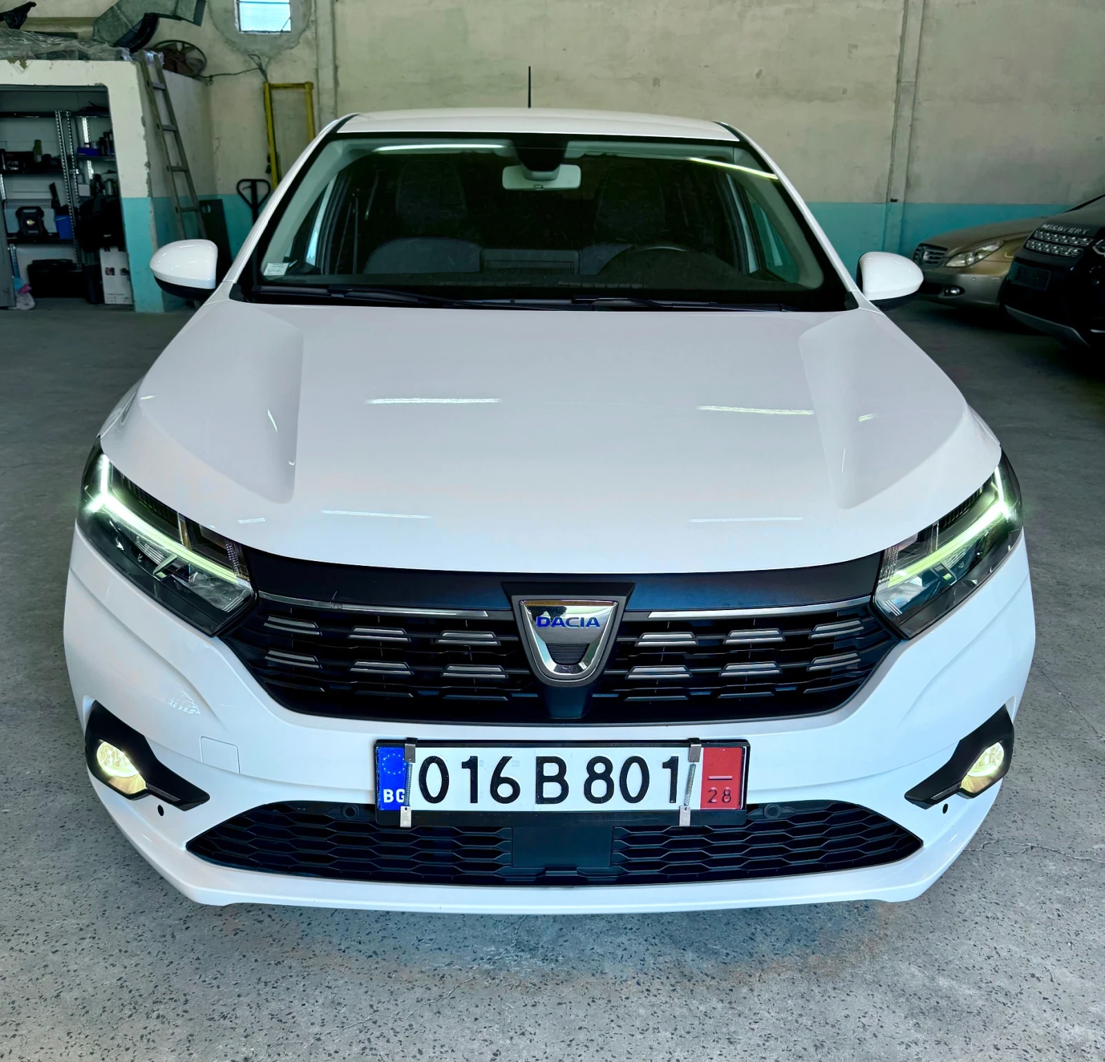 Dacia Logan TCe Автоматик 11.2021г.* ТОП Оборудване* Навигация, снимка 2 - Автомобили и джипове - 55828727