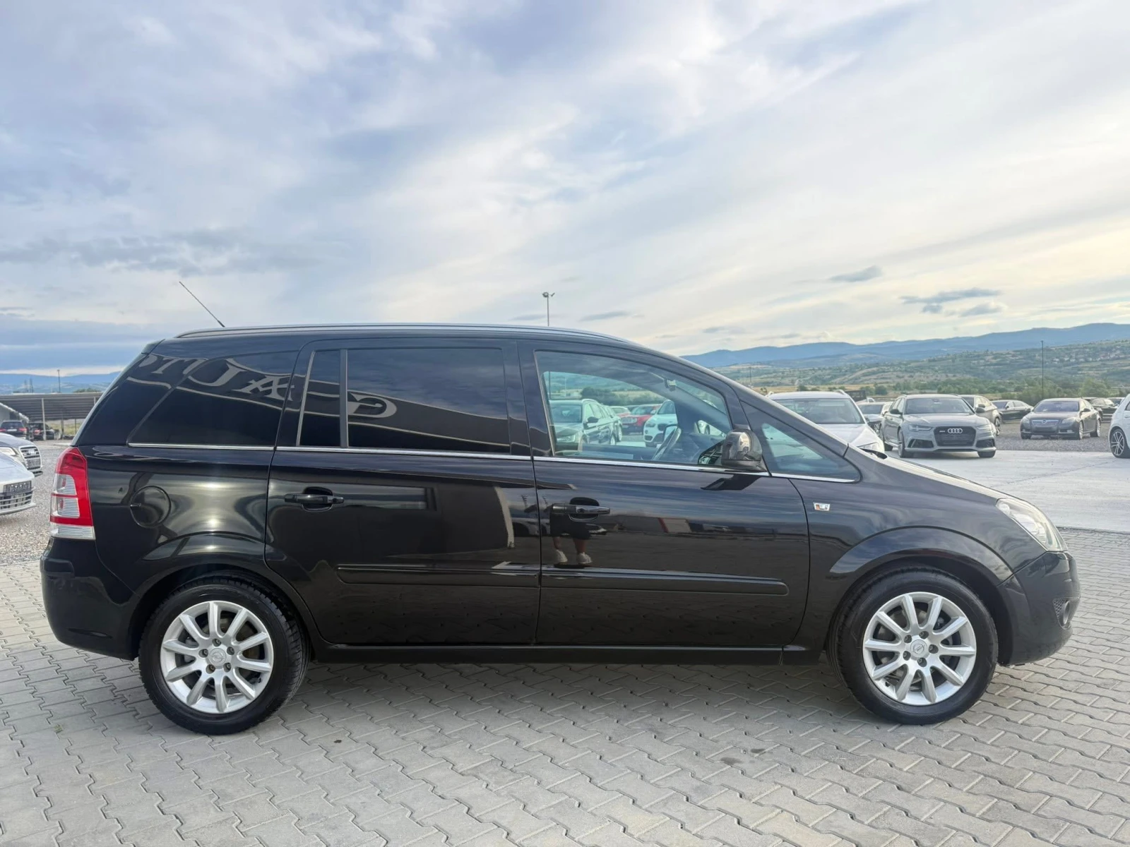 Opel Zafira 1.6 i  7 места Собствен лизинг !!!, снимка 2 - Автомобили и джипове - 55981787