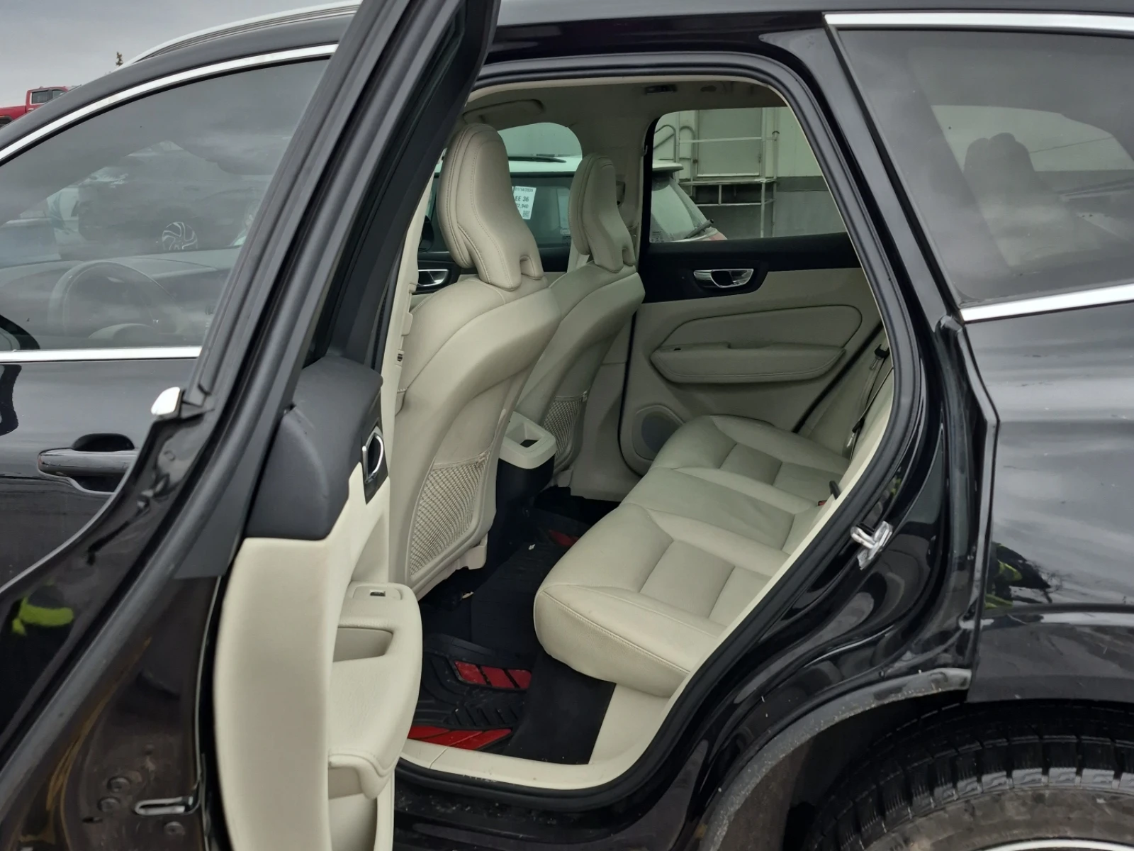 Volvo XC60 2.0 MOMENTUM - изображение 8