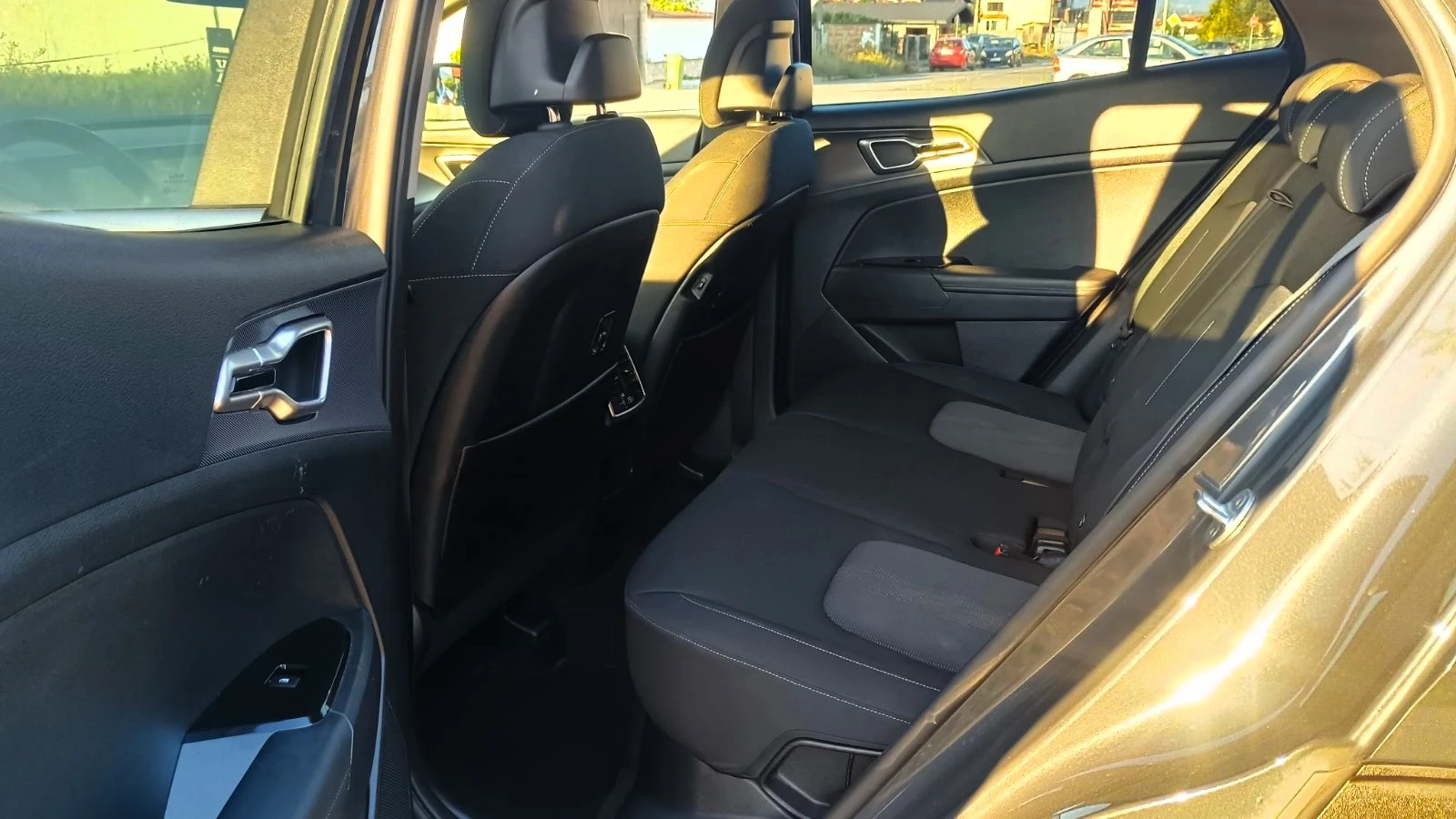 Kia Sportage 1.6 T-GDI Hybrid, снимка 12 - Автомобили и джипове - 55383066