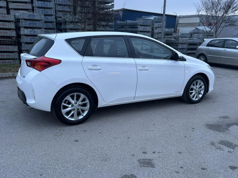 Toyota Auris 1.6 бензин, снимка 3 - Автомобили и джипове - 48239994