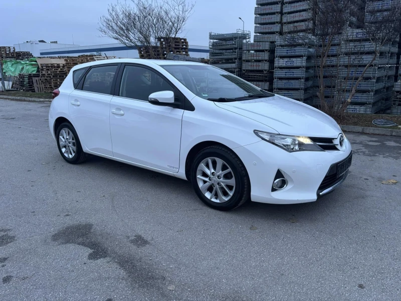 Toyota Auris 1.6 бензин, снимка 4 - Автомобили и джипове - 48239994