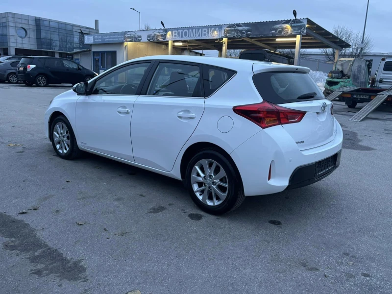 Toyota Auris 1.6 бензин, снимка 5 - Автомобили и джипове - 48239994