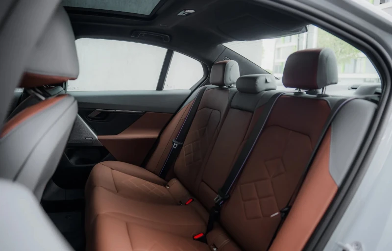 BMW i5 eDrive, снимка 8 - Автомобили и джипове - 52479591