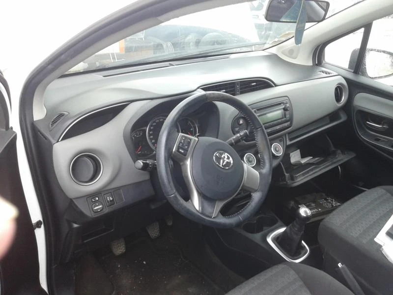 Toyota Yaris 1.0i.1.3i, снимка 3 - Автомобили и джипове - 27156367